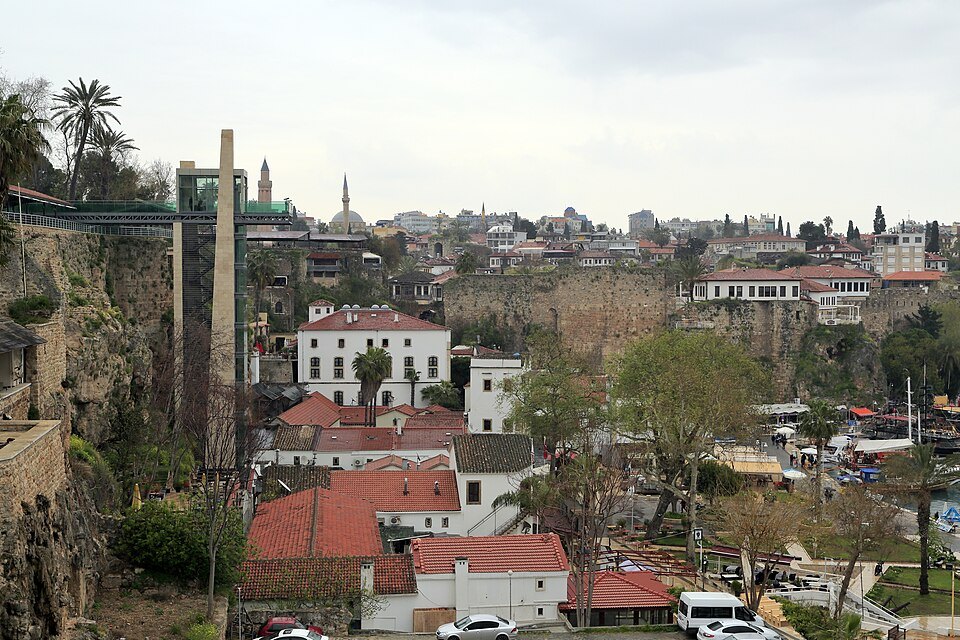 J22 333 Antalya, Hafenviertel
